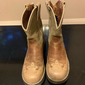 Cute babyfat Ariat boots!!